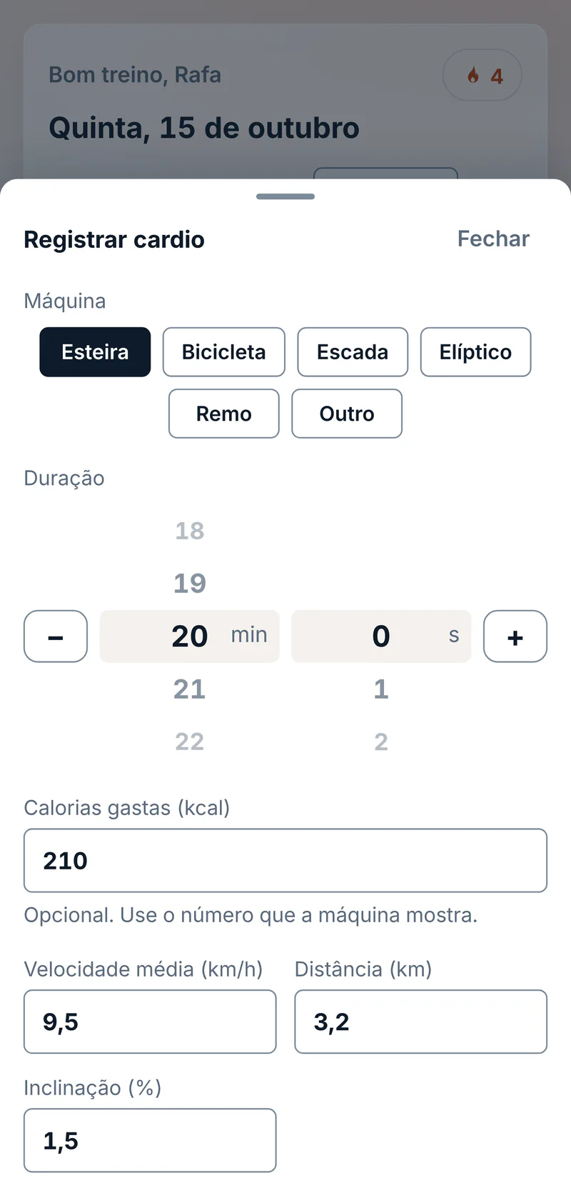 Folha de registro de cardio no celular: máquina Esteira escolhida entre Bicicleta, Escada, Elíptico, Remo e Outro, roleta de duração em 20 minutos, calorias 210, velocidade média 9,5 km/h, distância 3,2 km e inclinação 1,5 %.