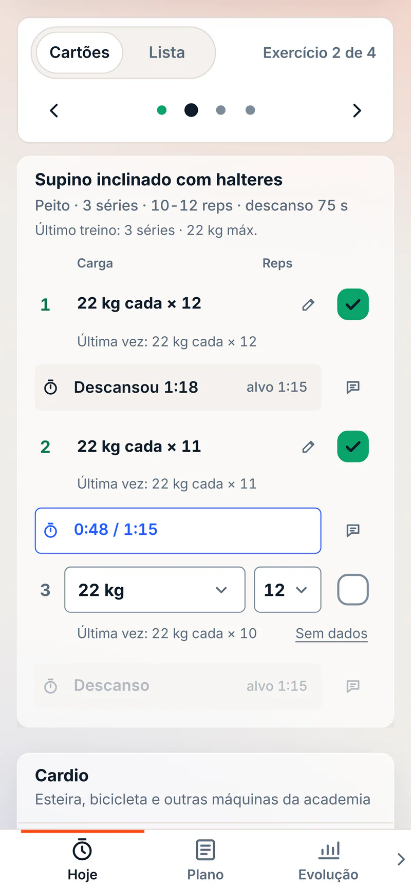 Tela Hoje no celular, treino A em andamento: exercício 2 de 4, Supino inclinado com halteres, com duas séries concluídas a 22 kg cada, a linha Última vez sob cada série, o descanso de 1:18 registrado entre as séries, o cronômetro correndo em 0:48 de 1:15 e a terceira série pronta com carga, repetições e o botão de concluir.