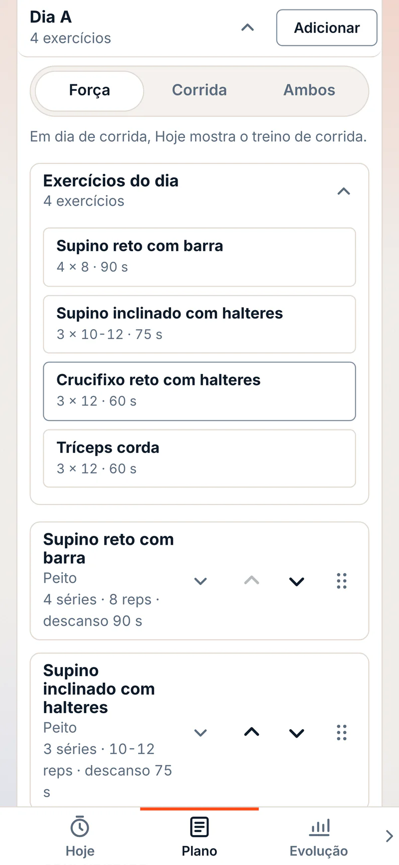 Plano no celular: dia A, Peito e tríceps, com o tipo do dia (força, corrida ou ambos) e a lista de exercícios do dia com séries, repetições e descanso de cada um.